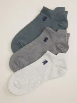 Pack de tres pares de medias de algodón de corte bajo, en colores gris, celeste y blanco.