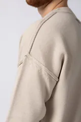 Sweater negro de tejido de punto grueso, corte holgado y cuello redondo.