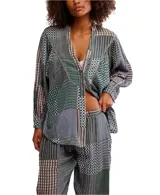 Conjunto de pijama de algodón estampado con diseño de patchwork en tonos verdes, azules, grises y marrones. Incluye camisa de manga larga con cuello mao y pantalón largo con cintura elástica.