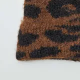 Gorro de lana marrón con estampado de leopardo negro.