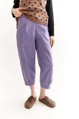 Pantalón capri color lila de gabardina de algodón.