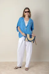 Chaqueta italiana de lino color blanco, de corte suelto y amplio, con cierre de un botón. Talle único oversize hasta XL.
