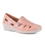 Zapato casual Korium Confort Rhonda color rosa con detalles calados y plataforma baja.