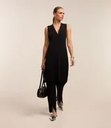 Pantalón recto negro de viscosa con cintura elástica y textura acanalada.