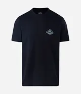 Remera masculina de manga corta, color negro, con cuello redondo. Presenta un estampado pequeño en el pecho con un diseño geométrico y un estampado grande en la espalda con un paisaje natural y la frase "Inspired & Discover".