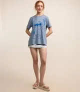 Remera celeste de algodón con estampado de Stitch en color azul.