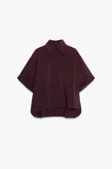 Camisa color borgoña de corte amplio, confeccionada en tejido fluido con modal. Tiene cuello solapa, manga corta con dobladillo y cierre frontal con botones.