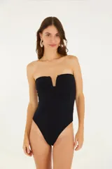 Traje de baño entero negro con textura floral, sin tirantes y escote en V.