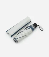 Paraguas plegable con estampa de rayas náuticas azules y blancas, confeccionado en poliéster. Incluye funda para guardar.