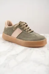 Zapatilla deportiva de cuero color verde oliva con detalles en rosa y suela marrón.