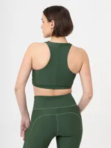 Top deportivo negro con espalda deportiva y breteles anchos.