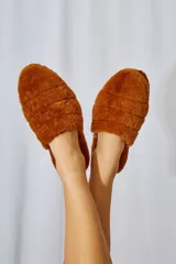 Pantuflas tipo slides forradas en piel sintética color blanco o negro, con base de goma.
