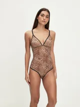Body de lycra color marrón con estampado animal print de leopardo y terminaciones en negro. Tiene breteles finos regulables y escote en V.