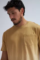 Remera color maíz con efecto tye dye en degradé hacia un tono más claro. Tiene cuello redondo y bolsillo en el pecho.