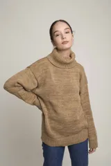 Sweater color marrón claro de lana merino con cuello alto.