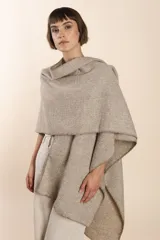 Ruana marrón con terminación de crochet hecho a mano, confeccionada en lana fina sin teñir. Diseño exclusivo de Don Baez, hecha 100% en Uruguay.