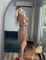 Vestido corto rojo con escote cruzado, mangas cortas y falda con volados. Se ajusta con lazo lateral tipo pareo.