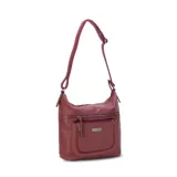 Bandolera negra de símil cuero con dos bolsillos frontales con cierre, un bolsillo trasero y tres bolsillos internos. Incluye correa larga regulable de símil cuero a tono.