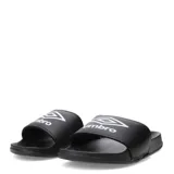 Chancletas negras con base blanca y logo de Umbro en la tira.