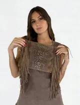Cartera tipo bandolera color beige con textura símil cocodrilo y flecos.