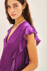 Camisa manga corta color violeta con escote en V y volados en sisas y laterales.