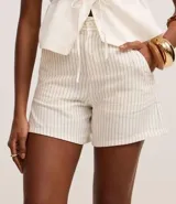 Short de mujer de cintura alta, confeccionado en sarga de algodón con rayas verticales punteadas. Presenta cintura sastre con trabillas y cierre tradicional.