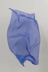 Pareo de playa con estampado a rayas verticales azules y negras.