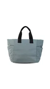 Cartera negra tipo tote bag con diseño capitoneado, doble asa corta y correa larga ajustable. Incluye bolsillos laterales y bolsillo frontal amplio.