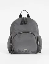 Mochila de nylon color gris oscuro, con forma redondeada en la parte superior. Presenta un bolsillo frontal con cierre y dos bolsillos laterales con cierre. Tiene un asa superior de tela negra y tiradores de cuero sintético negro en todos los cierres.