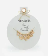 Collar corto dorado con dijes colgantes de motivos marinos: concha, caracol, cangrejo, estrella de mar y otros.