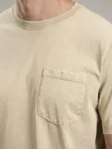 Remera color petróleo de corte clásico, con cuello redondo y bolsillo en el pecho.