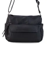 Bandolera negra de cuero sintético con correa ajustable. Tiene dos bolsillos frontales, uno con tapa y cierre, y un interior espacioso con bolsillos.