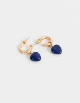 Aros dorados tipo argolla con dije de piedra natural azul.