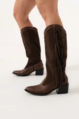 Bota texana de caña alta color chocolate, con flecos en el lateral y taco de 5,5 cm.