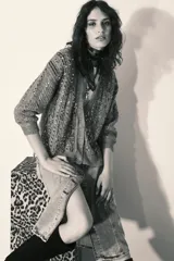 Cardigan celeste de tejido de punto con lentejuelas en el frente, calce relajado y mangas largas. Tejido con terminaciones en punto rib.