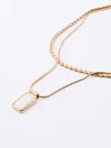 Collar doble dorado con dije rectangular de piedra blanca.