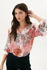 Camisa de manga larga con estampado abstracto en tonos rosa, blanco y negro.