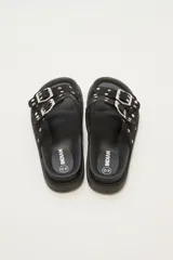 Sandalia tipo birkenstock de color negro, con dos tiras ajustables con hebillas metálicas plateadas. Las tiras están decoradas con tachas plateadas.