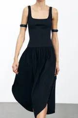 Vestido midi rojo de escote cuadrado y tirantes anchos. Detalle de bajo redondeado en tejido combinado a tono.