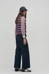 Pantalón de canvas color navy, de corte amplio y diseño clásico.