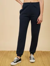 Babucha color azul marino, con cintura elástica y puños ajustados, ideal para un look cómodo.