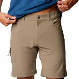 Short color arena con diseño clásico de cinco bolsillos, de corte recto y largo hasta la rodilla.