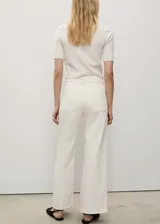 Pantalón de jean color crudo, de corte culotte, tiro alto y bajo desflecado.