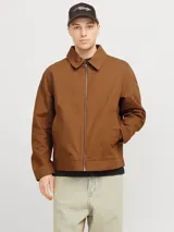 Campera marrón de algodón con cuello clásico, cierre frontal con cremallera, bolsillos laterales y puños abotonados.