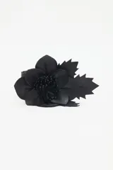 Cinturón ancho de cuero negro con una flor de cuero artesanal.