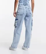 Pantalón recto de jeans celeste con cintura alta, bolsillos cargo laterales y detalle de aro metálico en la pierna.