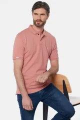 Remera polo piqué lisa color salmón, con cuello en rib y botones personalizados.