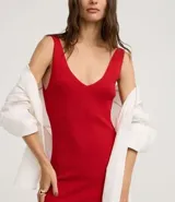 Vestido midi rojo ajustado, de punto texturizado, con escote en V y breteles medianos.