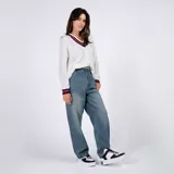 Zapatillas de media caña blancas con detalles en negro y lila. Cierre con cordones negros y tira de velcro blanca con la palabra "Friends".