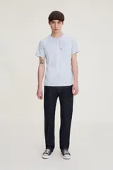 Pantalón de jean azul oscuro, corte recto, tiro alto y cinco bolsillos.